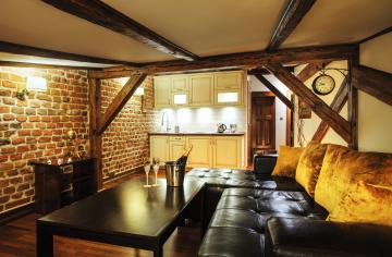 Salon na klimatycznym poddaszu z sofą